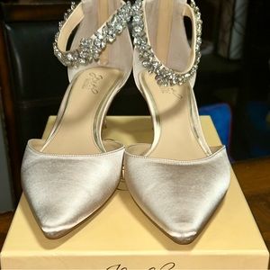 Gorgeous Champagne Satin Jewel By Badgley Mischka Robles Kitten Heel Sz. 10